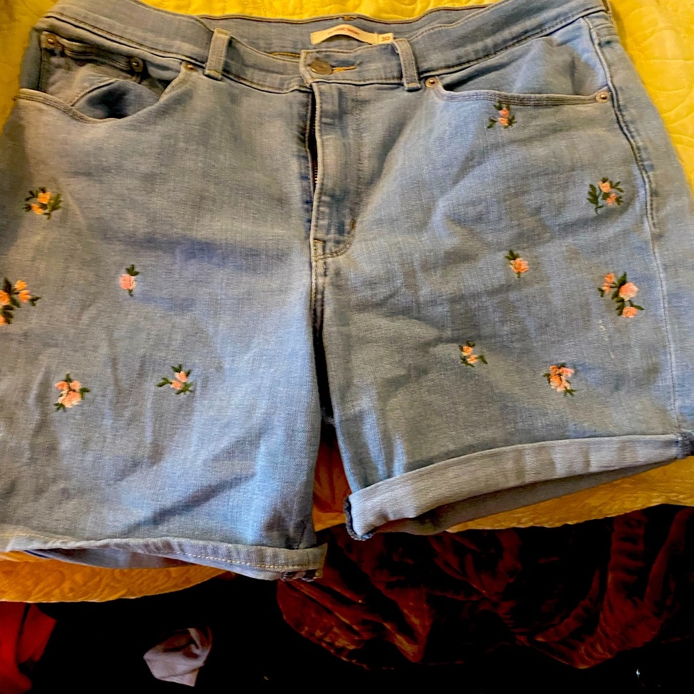 Levi’s women’s classic shorts. Floral embroidered . Light wash sz 30